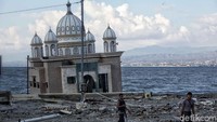 Masjid apung yang masih kokoh berdiri usai terjangan tsunami (Foto: Pradita Utama/detikcom)