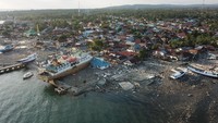 Dari udara, begini kondisi di bibir Pantai Barat Donggala, tepatnya di Desa Wani. (Foto: ANTARA FOTO/Muhammad Adimaja)