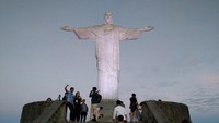 Foto: Di urutan ketujuh tertinggi di dunia adalah ikon pariwisata Rio de Janeiro, Brasil, Christ the Redeemer. Patung ini memiliki ketinggian 39,6 meter. (Ken Yunita/detikTravel)