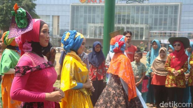 Karnaval batik di Banyumas. 