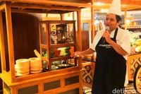 Chef Mama Duu dari Thailand Meracik Kari Kepiting dan Kari Daging di Restoran Ini