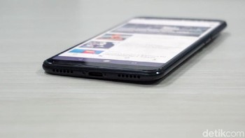 Bagian bawah ponsel yang terdapat speaker dan port USB Type C dan juga berfungsi sebagai colokan untuk earphone bila sudah dipasang konverter USB terlebih dahulu. Foto: detikINET/Agus Tri Haryanto