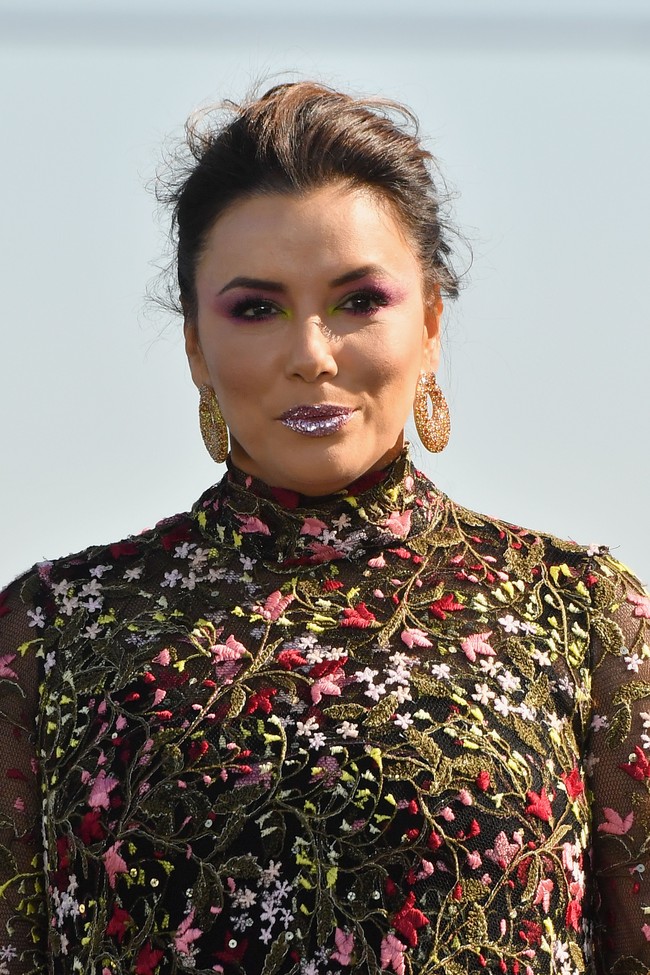 Tiga bulan menjadi ibu, Eva selalu berada bersama putranya, Santiago Enrique dan memilih absen tampil di dunia hiburan. Namun kali ini, ia kembali untuk fashion show LOreal di Paris Fashion Week. Foto: Dok. Getty Images