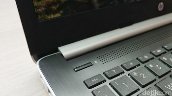 Bagian atas keyboard ada speaker dan tombol power. Foto: Adi Fida Rahman/detikinet