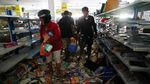 Bantuan Masih Minim, Warga Palu Kumpulkan Barang dari Minimarket