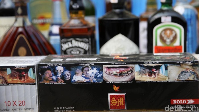 Direktur Jenderal Bea Cukai Heru Pambudi berserta jajaran menunjukkan rokok dan miras ilegal di Gedung Bea Cukai Marunda, Jakarta Utara, Selasa (2/10/2018). Kementerian Keuangan melalui Bea Cukai memusnahkan 2.231.935 batang rokok dan 2.245 botol minuman keras ilegal. Bea Cukai Marunda intensif melakukan penindakan rokok dan minuman keras ilegal sejak 2016 hingga 2018.
