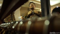 Selain itu ada juga lelang batik dan bazar batik.