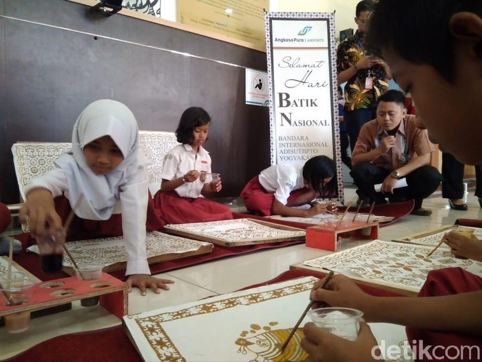Memperingati Hari Batik, AP I Yogyakarta mengajak siswa SD ikut workshop batik di Bandara Adisutjipto Yogyakarta.