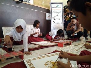 Murid SD Membatik Bersama di Bandara Adisutjipto