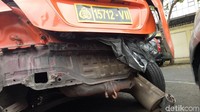 Begitupula dengan mobil patroli yang tertabrak kondisinya rusak di bagian belakang. Foto: Kondisi mobil Marko Simic dan mobil polisi yang kecelakaan di Semanggi (Gibran-detik)