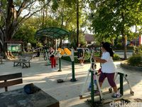 Warga bersantai di Lapangan Puputan (Aditya Mardiastuti/detikTravel)