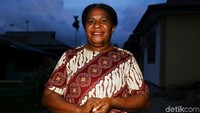 Menjelang petang, seorang Hana tampak sibuk merapikan barang dagangan di tokonya. Hana, atau biasa dipanggil Mama Hana adalah perempuan asal Papua yang tinggal tak begitu jauh dari wilayah perbatasan.