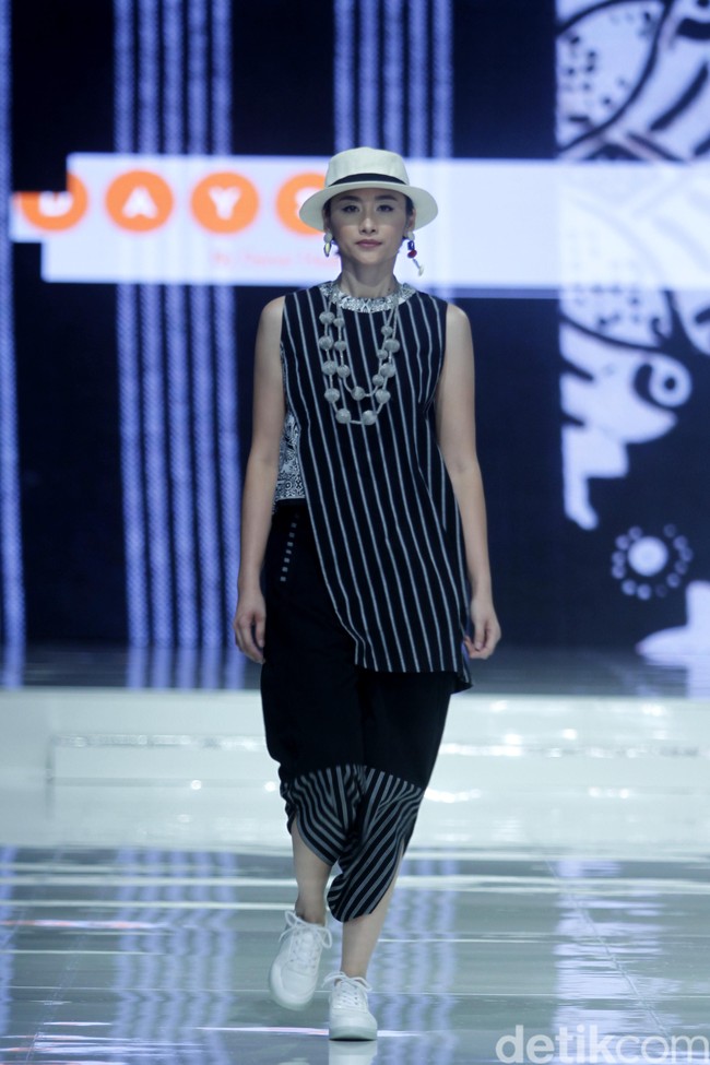 Batik bergaya kasual juga keren dipadukan bersama sneakers yang sporty. Foto: Mohammad Abduh/Wolipop