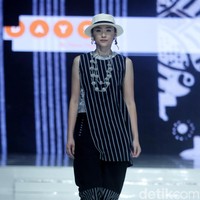 Batik bergaya kasual juga keren dipadukan bersama sneakers yang sporty. Foto: Mohammad Abduh/Wolipop