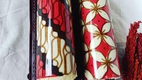 Motif dan warna batik bisa dibuat sesuai selera. Beda warna maka beda juga daya tariknya. Nah yang ini perpaduan warna merah, putih dan cokelat. Foto : instagram @bolubatik_retnodyah_cab_depok