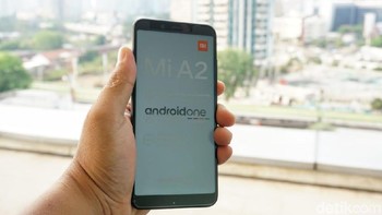 Urusan layar, Xiaomi Mi A2 mengusung aspek rasio 18:9 dengan luas 5,99 inch dengan resolusi Full HD+. Layar ponsel ini pun diproteksi dengan Gorilla Glass 5. Seperti generasi sebelumnya, Mi A2 juga menjalankan Android One. Foto: detikINET/Agus Tri Haryanto