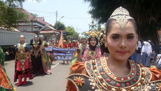Karnaval batik di Banyumas. 