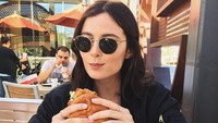 Mengenakan kacamata hitam, Sadie kali ini terlihat lagi makan burger dan onion ring. Dari ragam makanan yang disantap Sadie terlihat seperti tak takut gemuk ya. Foto: instagram @sadienewman
