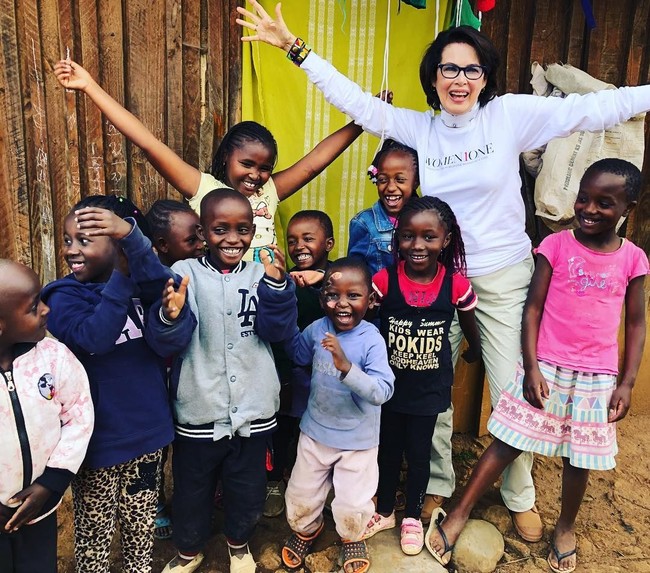 Salah satu negara yang penduduknya dibantu oleh Dayle melalui organisasinya adalah Kenya. Mantan supermodel ini membangun sekolah menengah untuk para remaja perempuan yang tinggal di pedesaan. Foto: Instagram