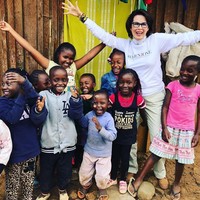 Salah satu negara yang penduduknya dibantu oleh Dayle melalui organisasinya adalah Kenya. Mantan supermodel ini membangun sekolah menengah untuk para remaja perempuan yang tinggal di pedesaan. Foto: Instagram