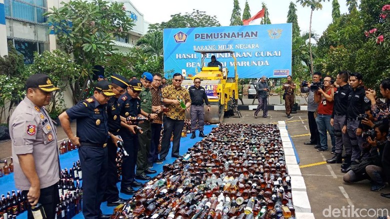 Bea-Cukai Musnahkan Jutaan Batang Rokok dan 2.245 Miras Ilegal Bea-Cukai Musnahkan Jutaan Batang Rokok dan 2.245 Miras Ilegal