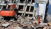 Proses pencarian korban di Hotel Roa Roa Palu terus dilakukan. REUTERS/Beawiharta.