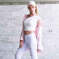 Remaja tersebut semakin mirip dengan Regina King ketika ia berpose dengan tatapan dingin. Clarisse memang lebih mirip Regina King dari pada Rachel McAdams karena aktris tersebut punya rambut cokelat dan lebih sering tampil dengan tatanan rambut ikal di kehidupan nyata. Foto: Dok. Instagram/@clarisse.muller13