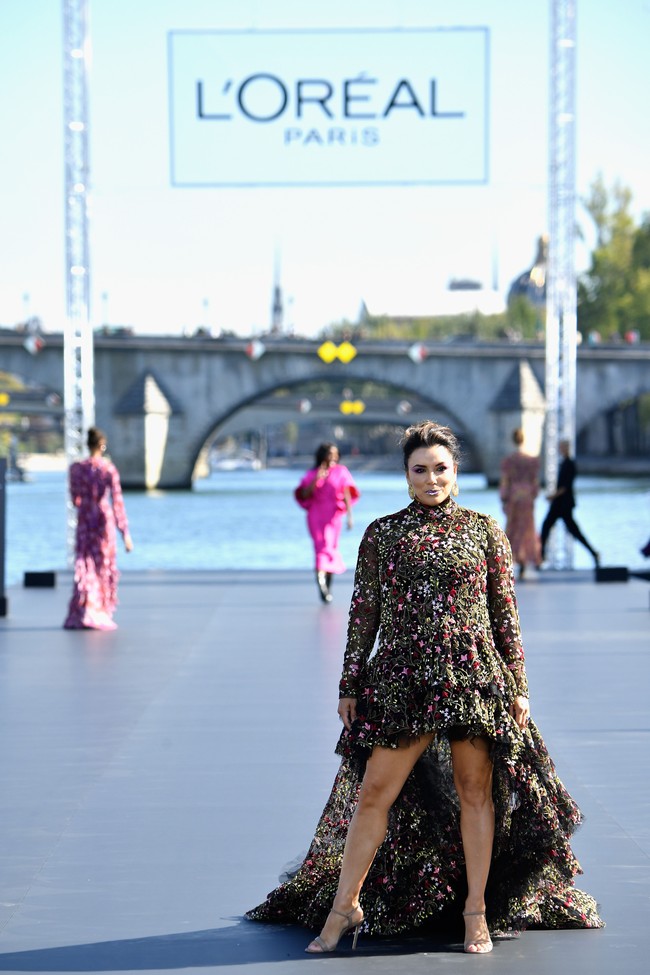 Pengalaman yang tak terlupakan berjalan di pinggir Sungai Seine dengan keluarga LOreal ku yang cantik! Sangat bangga bisa menjadi bagian dari kelompok yang saling mendukung ini, tulisnya di Instagram. Foto: Dok. Getty Images