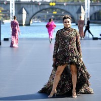 Pengalaman yang tak terlupakan berjalan di pinggir Sungai Seine dengan keluarga LOreal ku yang cantik! Sangat bangga bisa menjadi bagian dari kelompok yang saling mendukung ini, tulisnya di Instagram. Foto: Dok. Getty Images