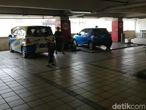 Bengkel Mobil di Parkiran Mal