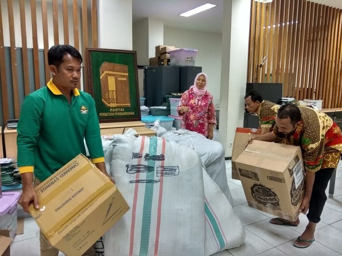 Bantu Korban Gempa, PPP Terbangkan Mukena dan Sarung dari Jakarta