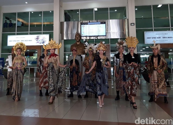 Suasana berbeda dapat dilihat di lobby keberangkatan Bandara Adi Soemarmo, Boyolali. Ada fashion show batik dalam rangka Hari Batik Nasional. (Ragil Ajiyanto/detikTravel) Suasana berbeda dapat dilihat di lobby keberangkatan Bandara Adi Soemarmo, Boyolali. Ada fashion show batik dalam rangka Hari Batik Nasional. (Ragil Ajiyanto/detikTravel)