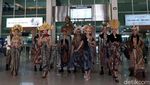 Foto: Lenggak-lenggok Model Berpakaian Batik di Bandara Adi Soemarmo