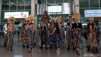 Suasana berbeda dapat dilihat di lobby keberangkatan Bandara Adi Soemarmo, Boyolali. Ada fashion show batik dalam rangka Hari Batik Nasional. (Ragil Ajiyanto/detikTravel)