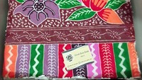 Jangan terkecoh, ini bukan kain batik klasik tapi kue bolu. Motif dan warnanya mengingatkan pada batik jadul yang biasa dijadikan kain jarit gendongan para ibu ya. Foto : instagram @omah_bolu_batik_bali