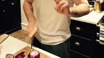 Iris Bawang hingga Ngemil Semangka, Ini Aksi Keren si Foodie Sam Smith