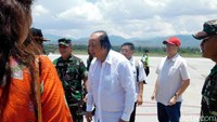 Berangkat dari Bandara Halim Perdanakusuma, Jakarta Timur pukul 07.40 WIB, Tahir tiba di Bandara Mutiara Sis Al Jufri, Palu pukul 11.30 WITA, Selasa (2/10/2018). Pria dengan kekayaan mencapai US$ 3,5 miliar itu mengatakan, sumbangan yang dia bawa menggunakan jet pribadinya berupa makanan-minuman siap saji.