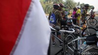 Mereka berkumpul sejak jam 6 pagi.