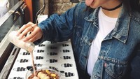 Makanan favorit Sadie ternyata sereal. Lihat saja ini pose ketika ia menuangkan susu cokelat pada semangkuk serealnya. Foto: instagram @sadienewman