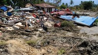 Gempa yang disertai naiknya lumpur yang menenggelamkan permukiman warga (Foto: ANTARA FOTO/Akbar Tado)