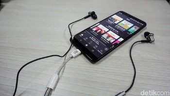 Maka, jadi seperti ini bila ingin mengenakan earphone. Xiaomi membanderol Mi A2 ini dengan harga Rp 3.699.000 dengan RAM 4 GB dan ROM 64 GB. Foto: detikINET/Agus Tri Haryanto