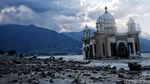 Penampakan Masjid Apung Usai Diterjang Gempa dan Tsunami