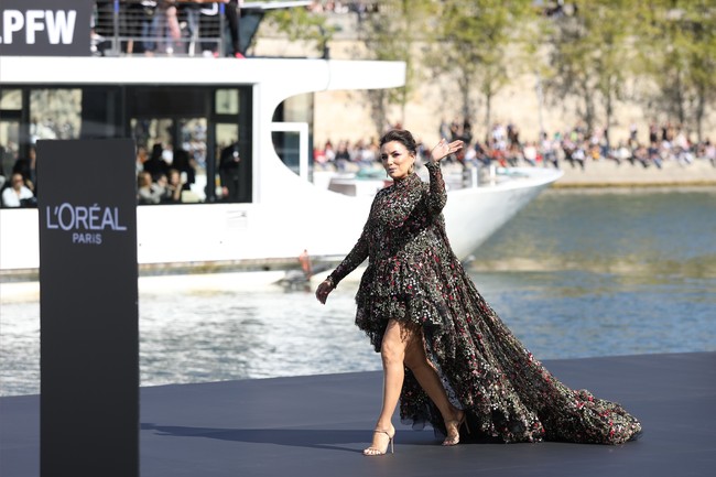 Eva tampil dibalut gaun Giambattista Valli, yang hadir dengan rok pendek di bagian depan, namun memanjang di bagian belakangnya. Garis high-low membuat gaun penuh hiasan embroidery itu menjadi lebih dramatis. Foto: Dok. Getty Images