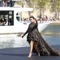 Eva tampil dibalut gaun Giambattista Valli, yang hadir dengan rok pendek di bagian depan, namun memanjang di bagian belakangnya. Garis high-low membuat gaun penuh hiasan embroidery itu menjadi lebih dramatis. Foto: Dok. Getty Images