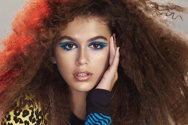 Ini bukan pertamakalinya Kaia Gerber terpilih menjadi brand ambassador merek kosmetik besar. Sebelumnya pada 2016, ia jadi model Marc Jacobs Beauty. Di usia 15 tahun, ia tampil bak model profesional dalam pemotretan brand tersebut. Foto: Dok. Marc Jacobs