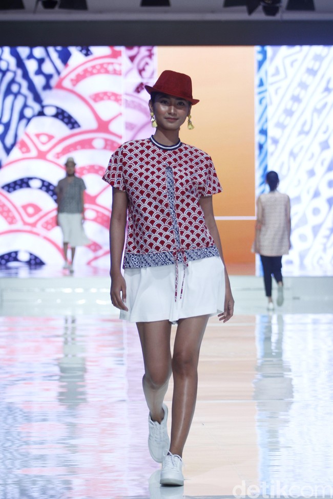 Pilihan warna dua motif batik itu juga perlu diperhatikan. Pilih paduan batik dengan dua warna saja agar tetap terlihat cantik. Foto: Mohammad Abduh/Wolipop