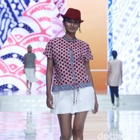 Pilihan warna dua motif batik itu juga perlu diperhatikan. Pilih paduan batik dengan dua warna saja agar tetap terlihat cantik. Foto: Mohammad Abduh/Wolipop