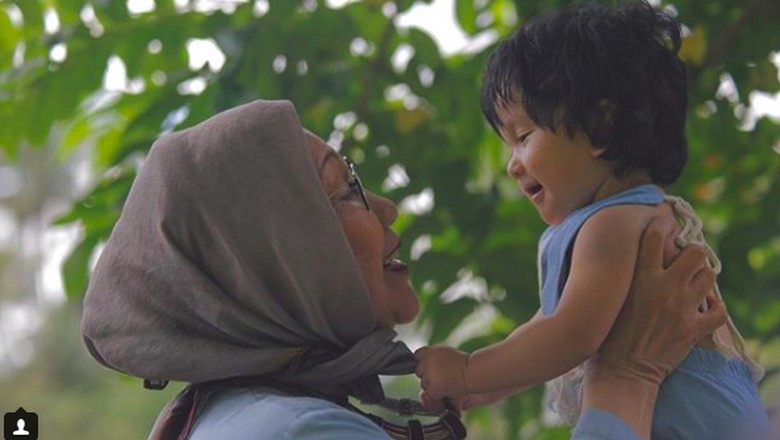 Sekeras Apapun Ratna Sarumpaet, Luluh Juga Saat Bicarakan Anak Cucu/Foto: Instagram Sekeras Apapun Ratna Sarumpaet, Luluh Juga Saat Bicarakan Anak Cucu/Foto: Instagram