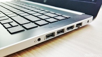 Bagian kiri terdapat USB Type 2 dan SD Reader. Foto: Adi Fida Rahman/detikinet