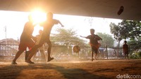 Mereka mengaku sering bermain di sini karna tak ada lapangan sepak bola di daerahnya.